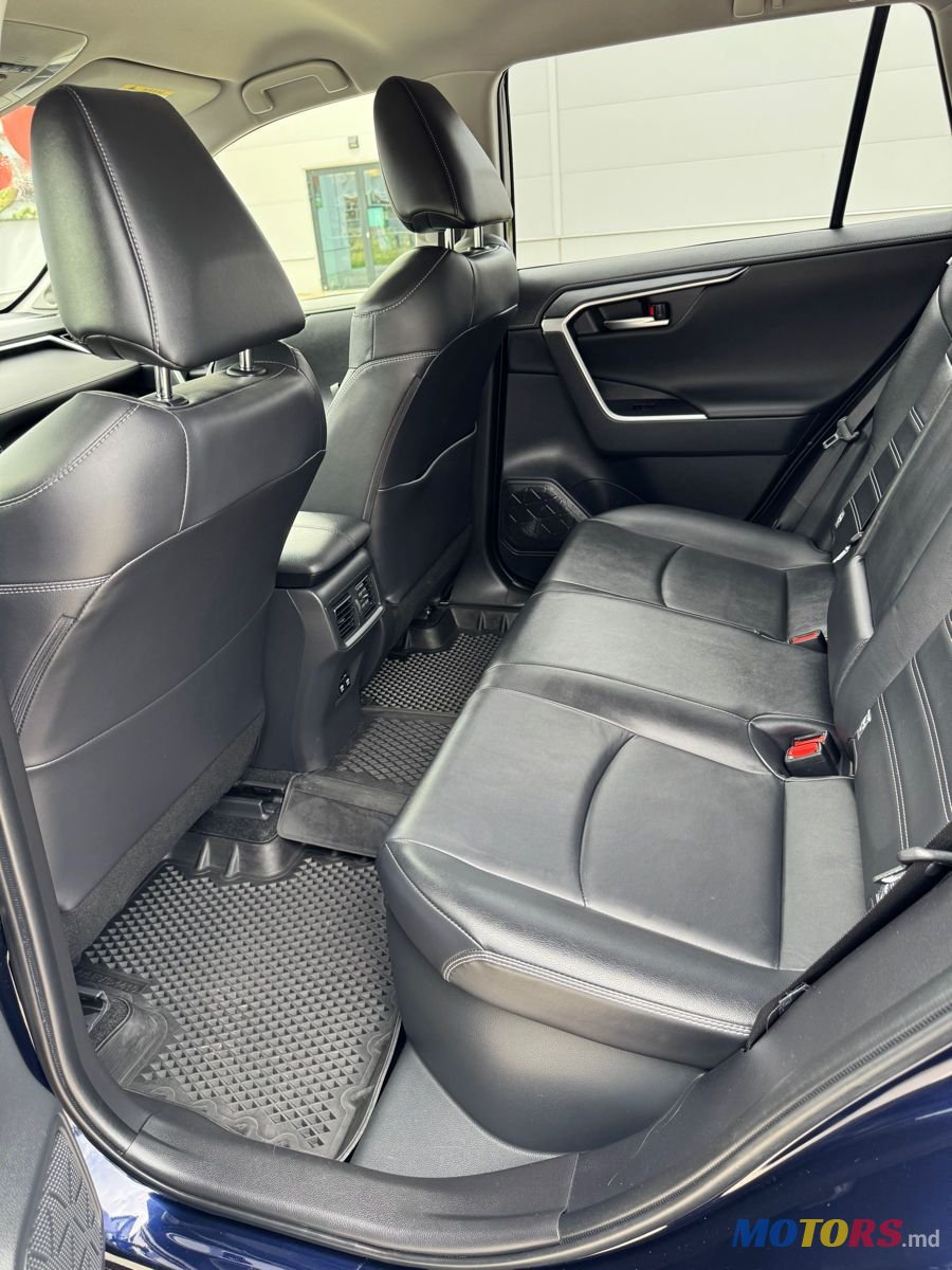 2019' Toyota RAV4 photo #4