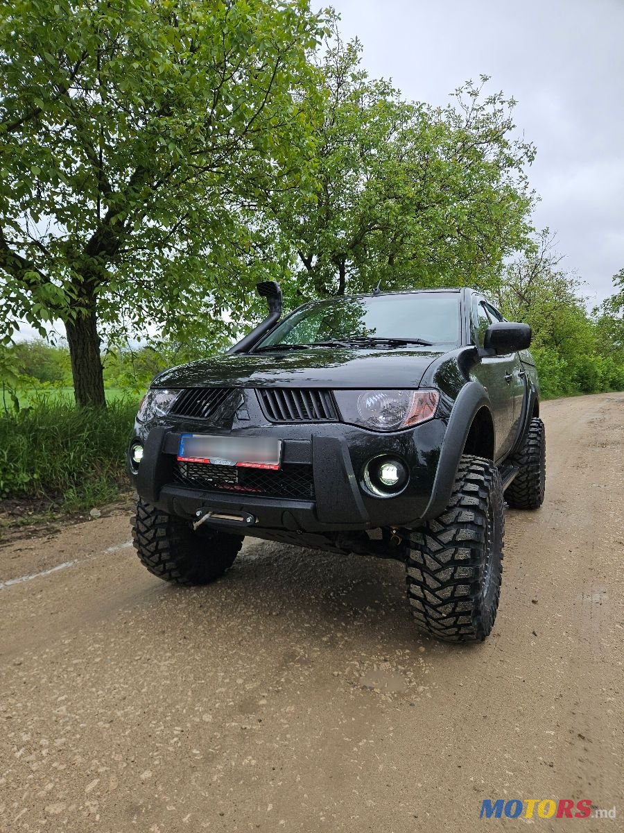 2009' Mitsubishi L200 photo #1