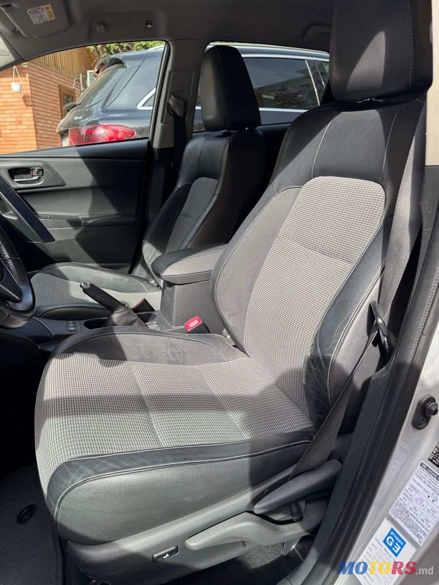 2015' Toyota Auris photo #5