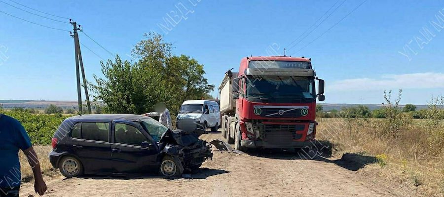 Volkswagen на высокой скорости врезался в гараж: водитель скончался