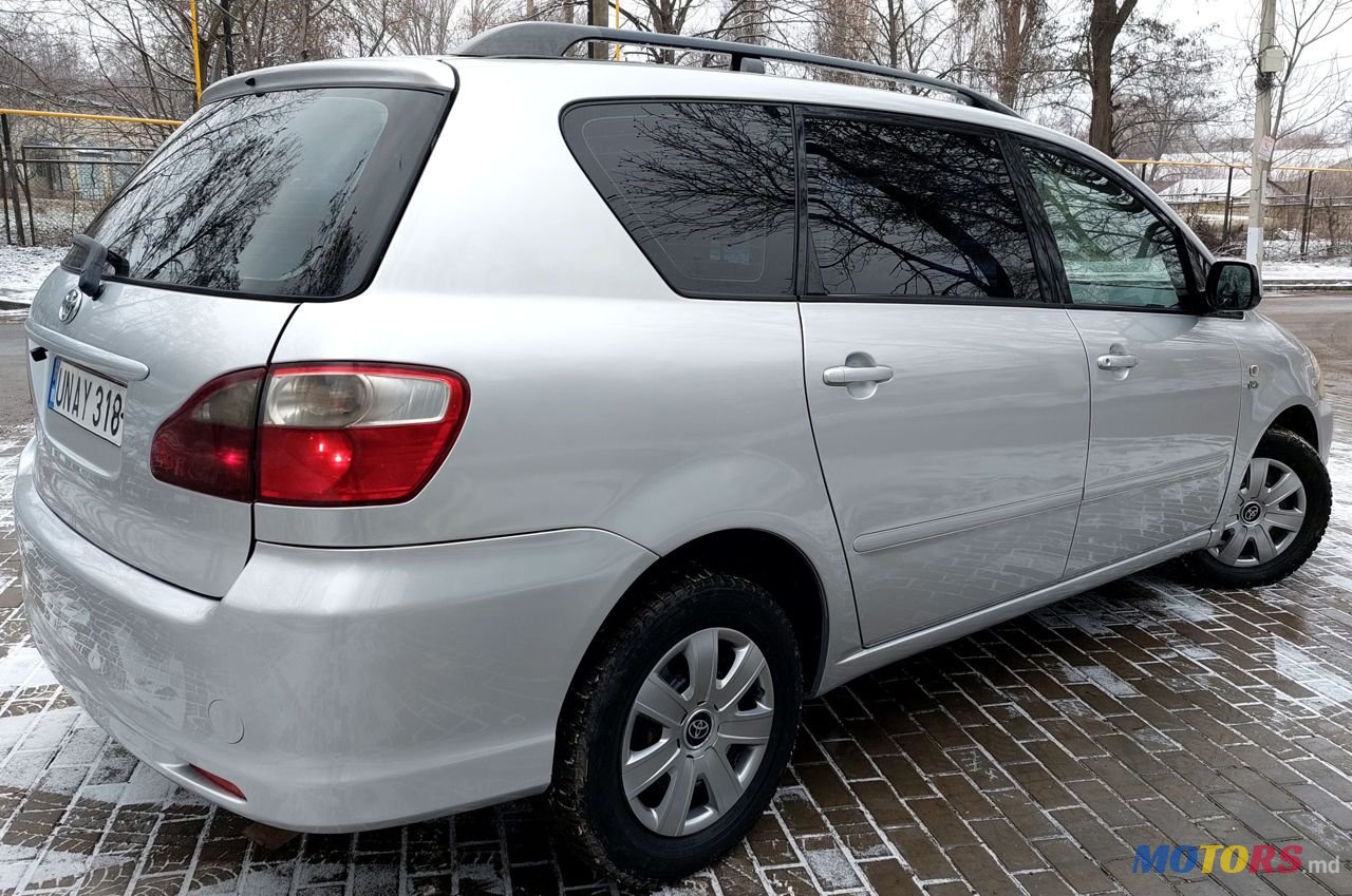 2004' Toyota Avensis Verso photo #6