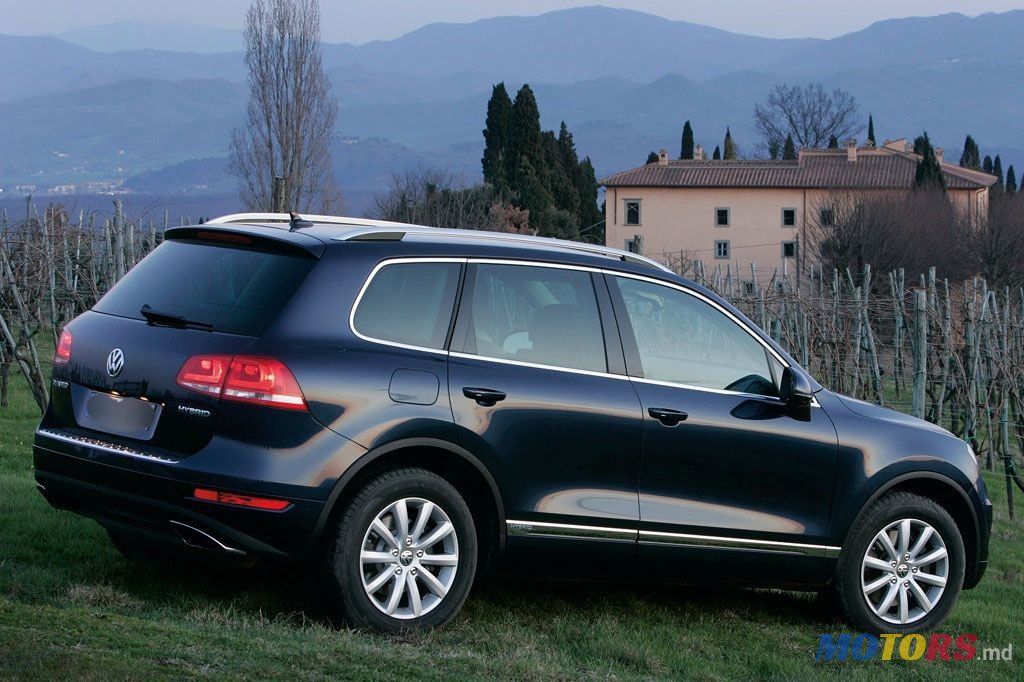 2013' Volkswagen Touareg photo #1