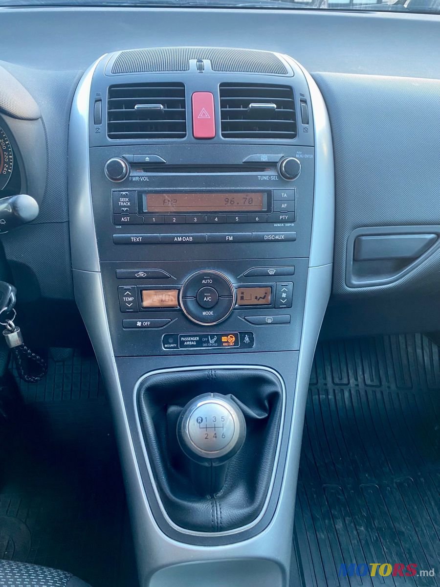 2011' Toyota Auris photo #6