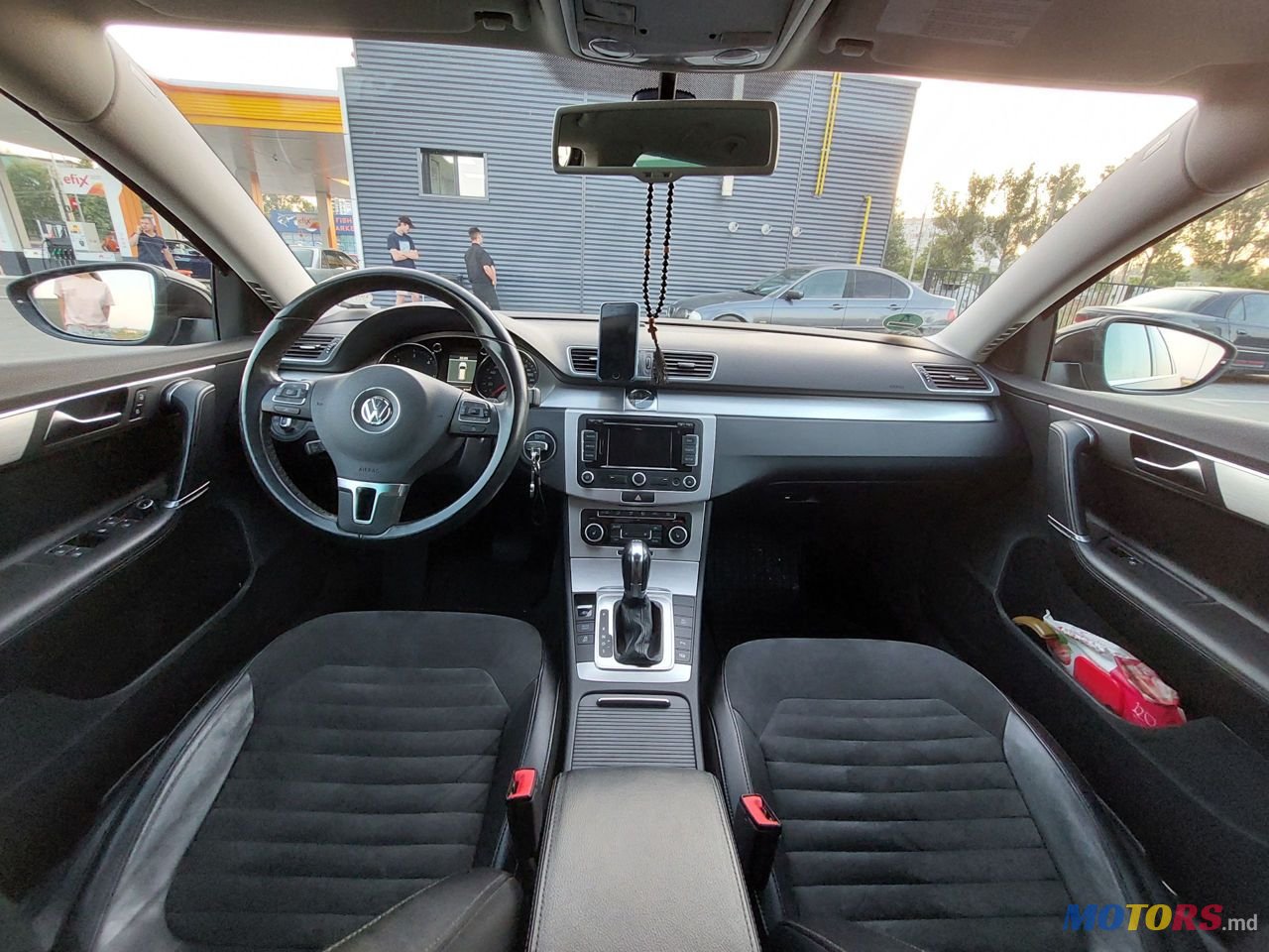 2011' Volkswagen Passat photo #5