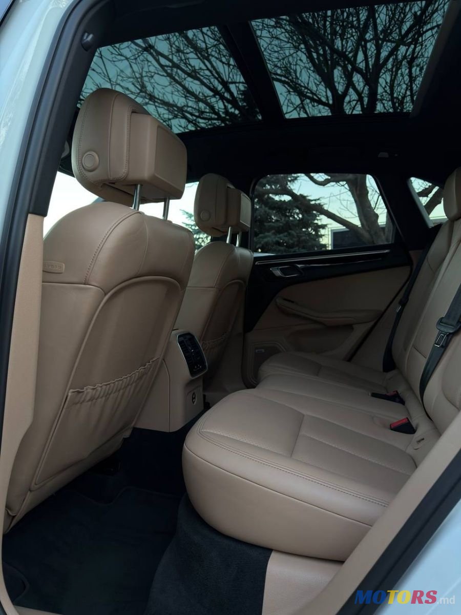 2020' Porsche Macan photo #5