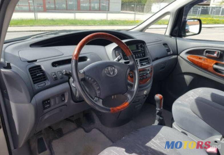 2005' Toyota Previa photo #2