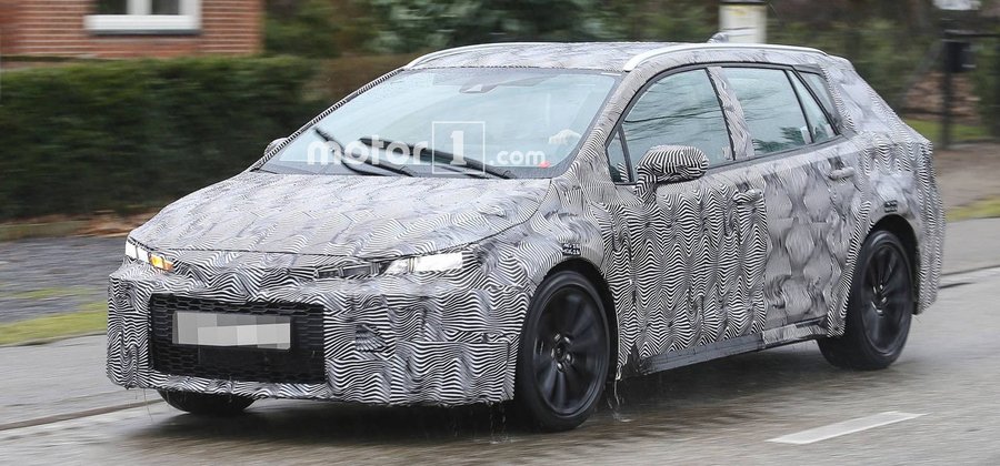 Toyota Auris TS Wagon Spied Getting a Wet Workout