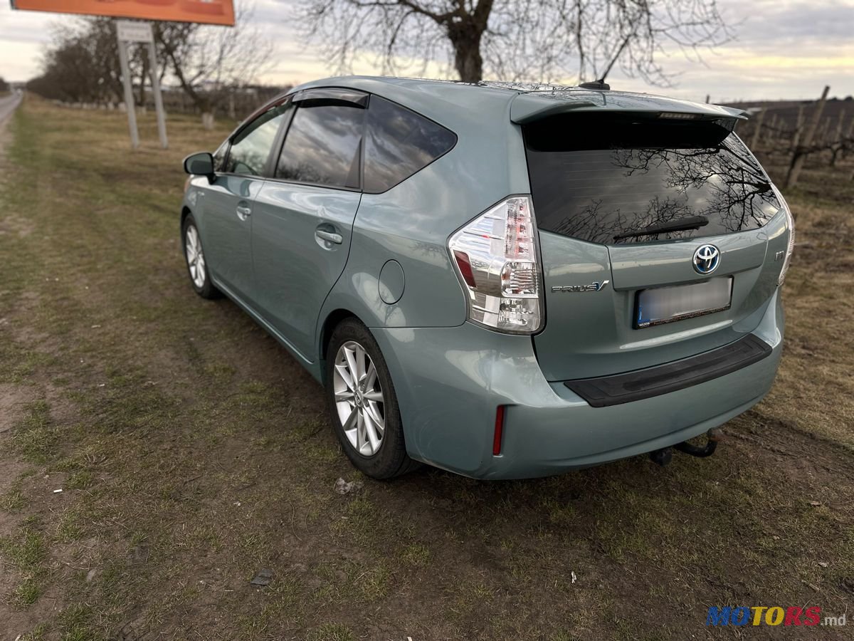 2014' Toyota Prius v photo #2