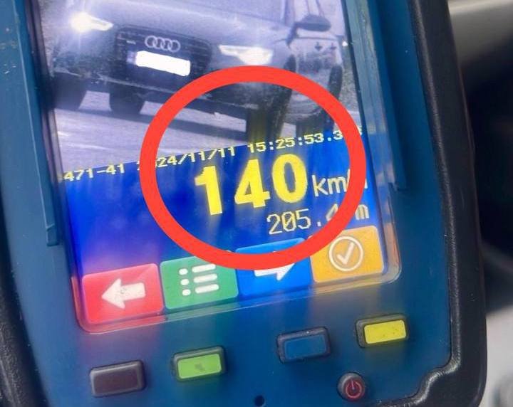 Un Audi a fost prins cu 140 km/h în nordul țării! Șoferul nu are permis, ce pedeapsă riscă