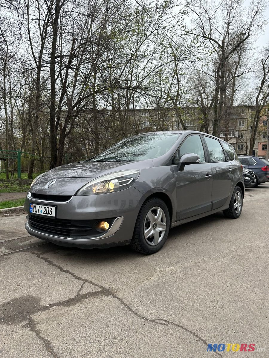 2013' Renault Grand Scenic photo #1