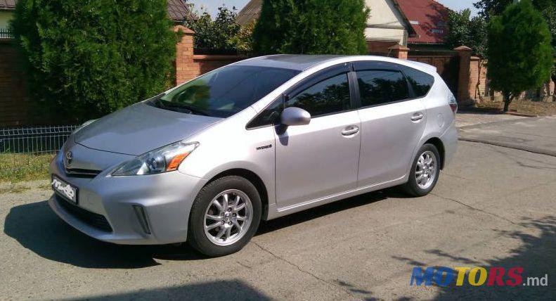 2013' Toyota Prius v photo #1