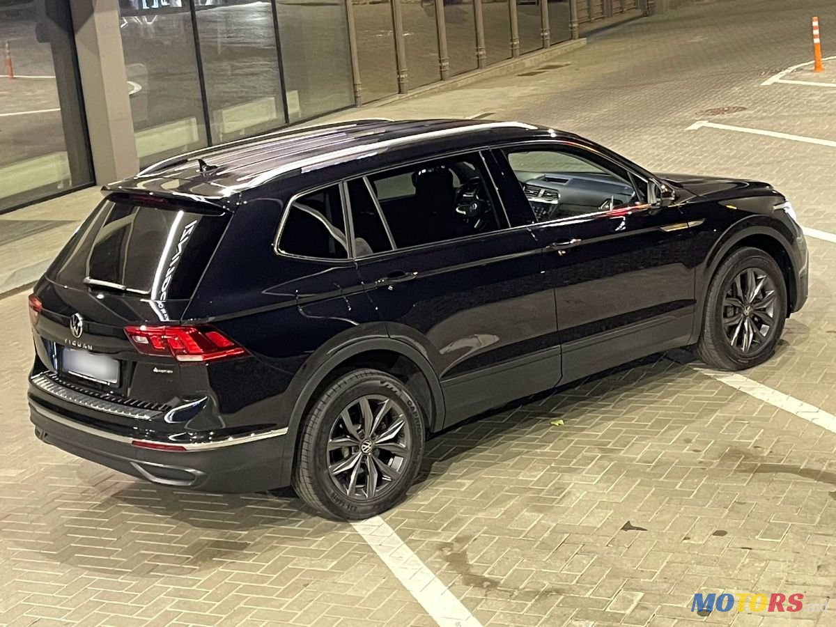 2022' Volkswagen Tiguan photo #3