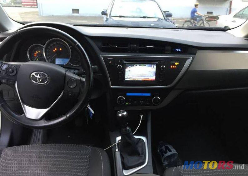 2013' Toyota Auris photo #2