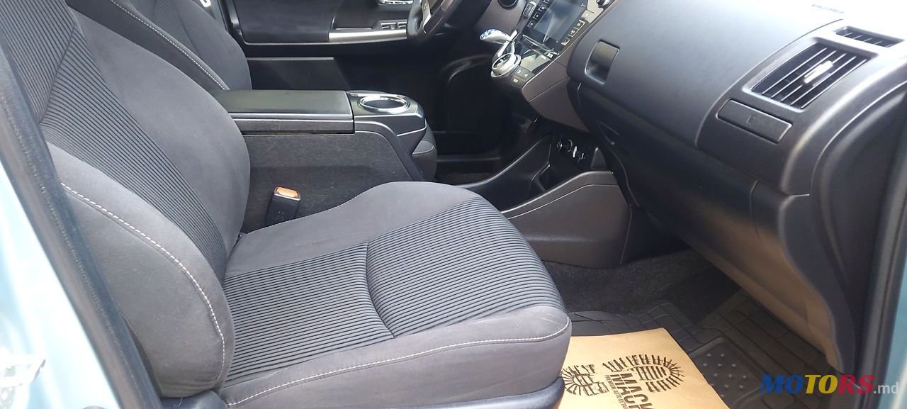 2015' Toyota Prius v photo #6