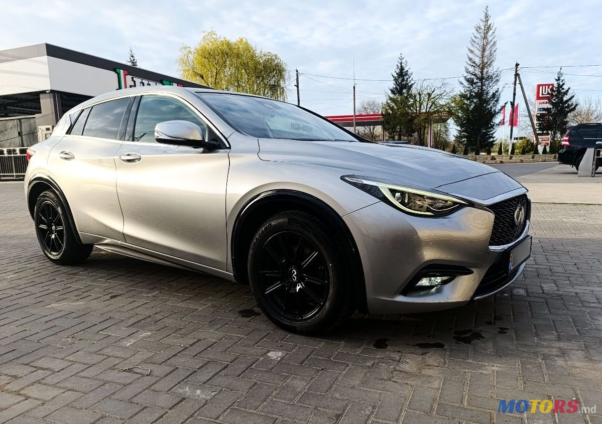 2017' Infiniti Q30 photo #5