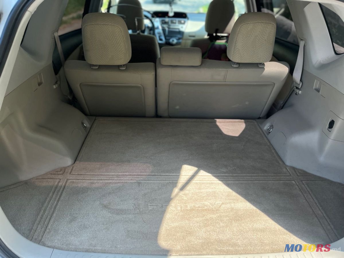 2012' Toyota Prius v photo #6