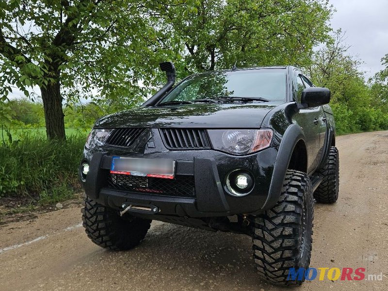 2009' Mitsubishi L200 photo #1