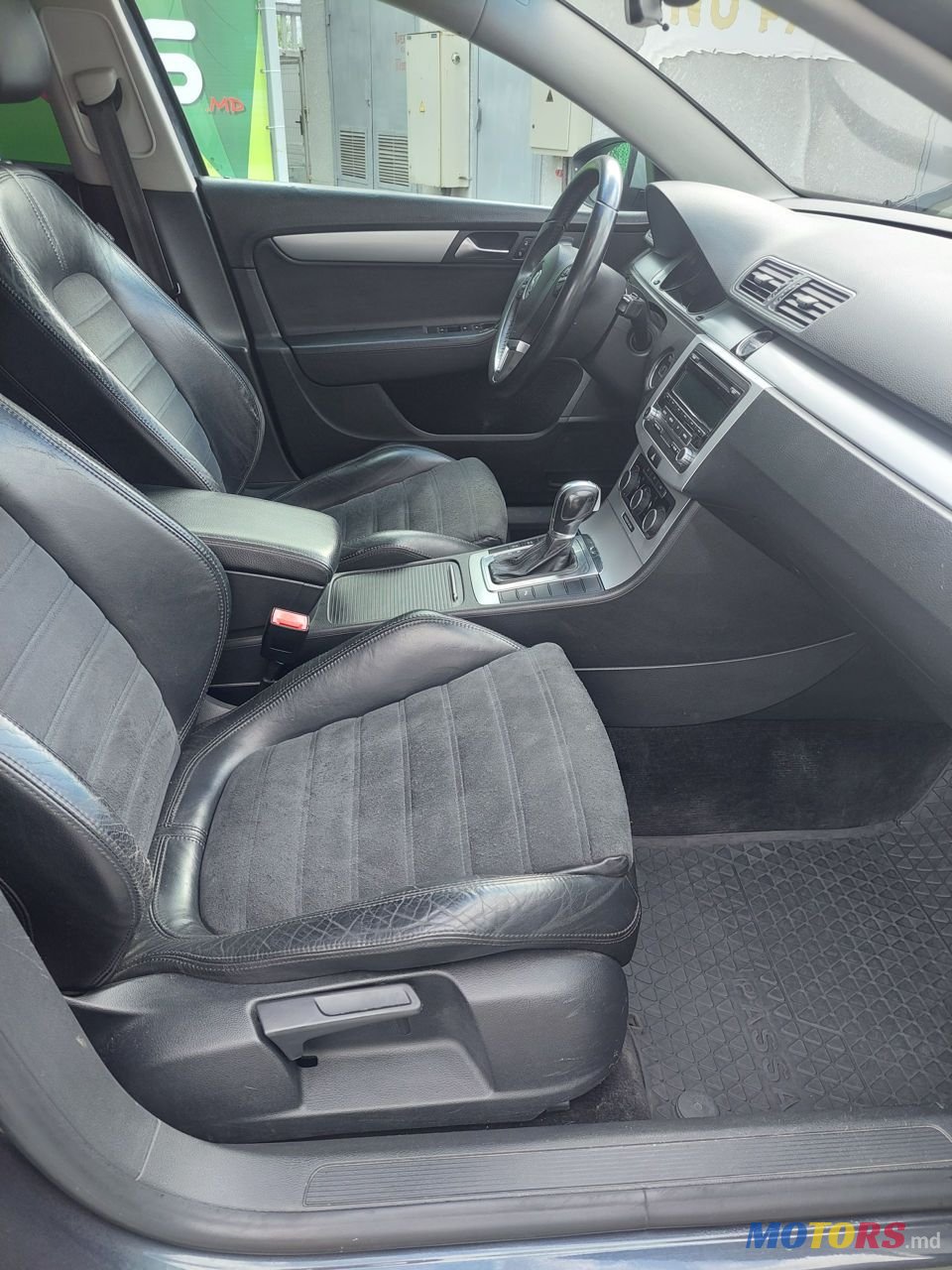 2011' Volkswagen Passat photo #5