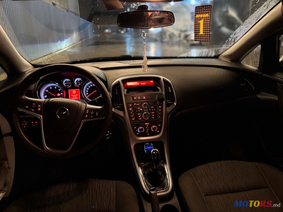 2012' Opel Astra photo #2