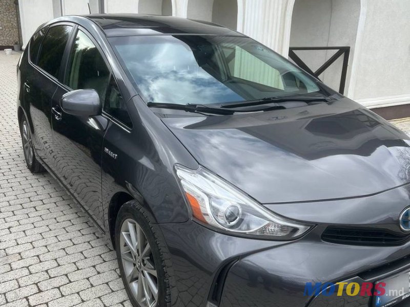 2017' Toyota Prius v photo #1