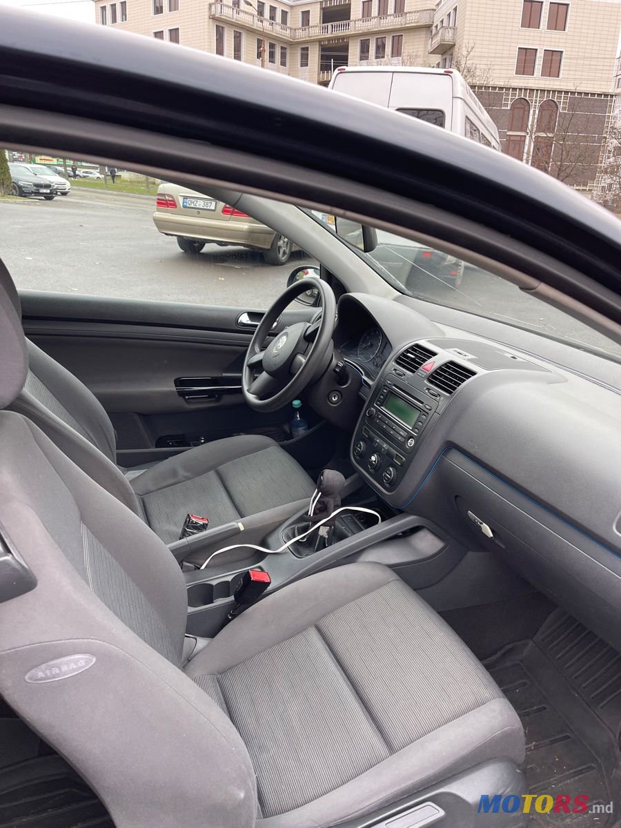 2004' Volkswagen Golf photo #5