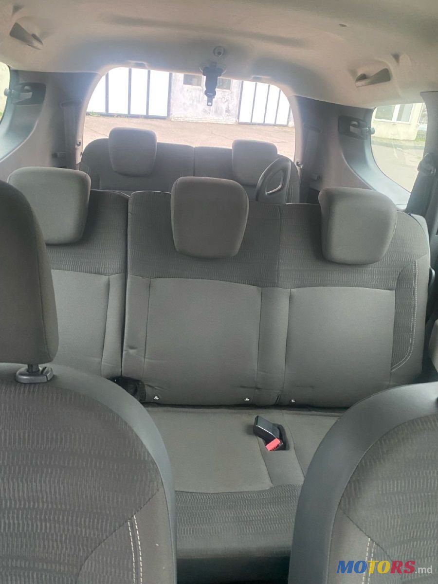 2013' Dacia Lodgy photo #4