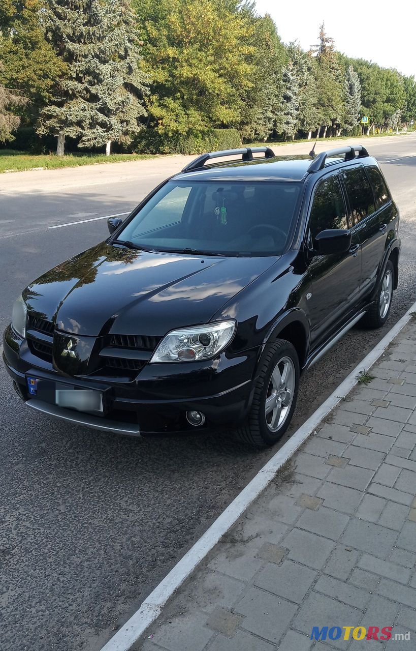 2009' Mitsubishi Outlander photo #2