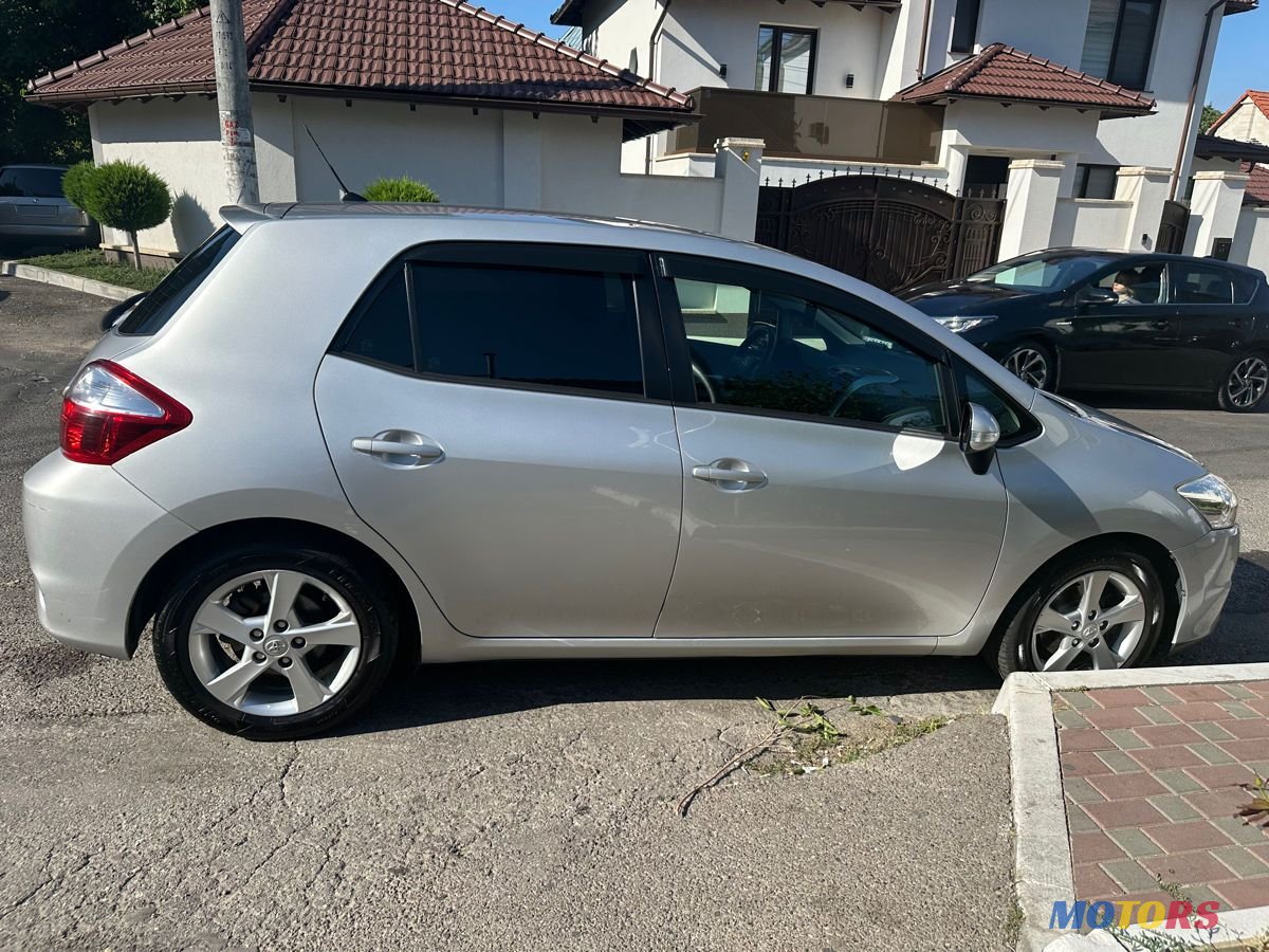 2011' Toyota Auris photo #2