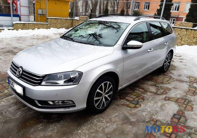 2011' Volkswagen Passat photo #2