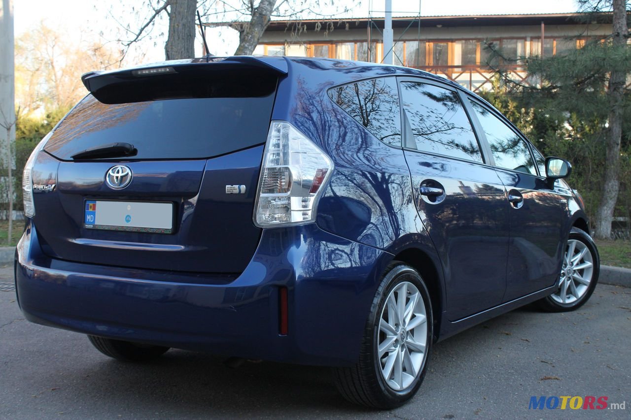 2011' Toyota Prius v photo #3