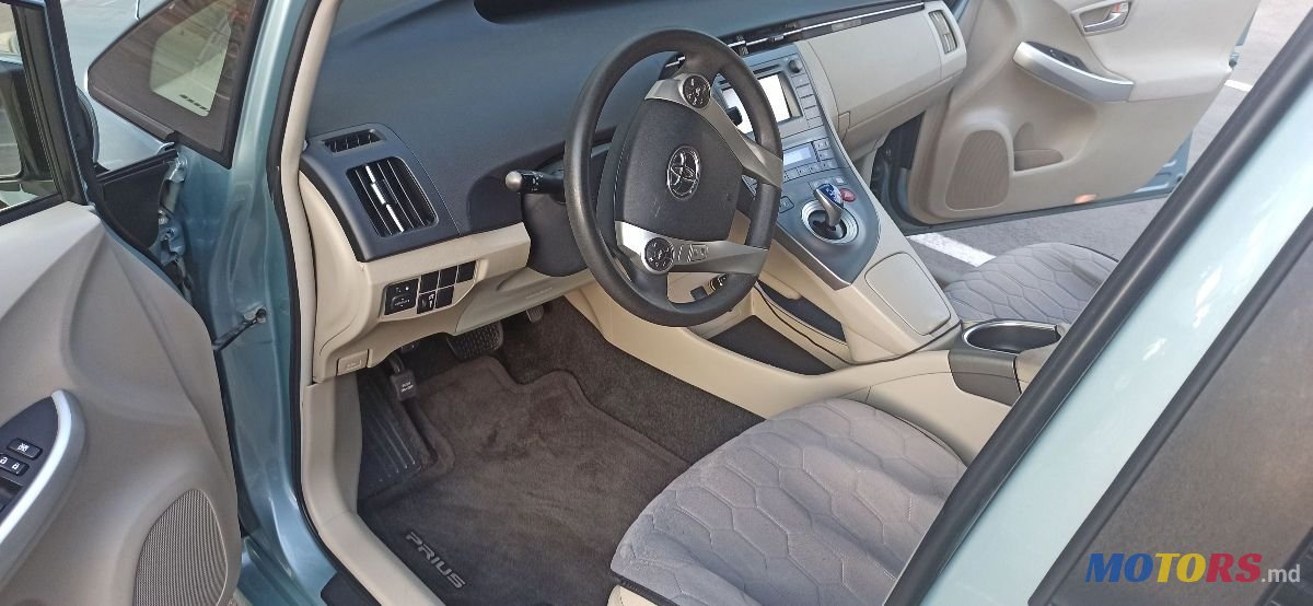 2013' Toyota Prius photo #5