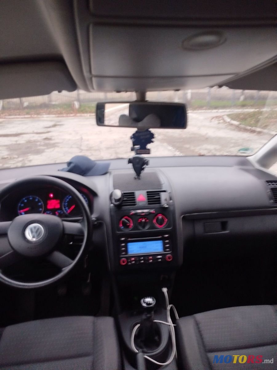 2004' Volkswagen Touran photo #5