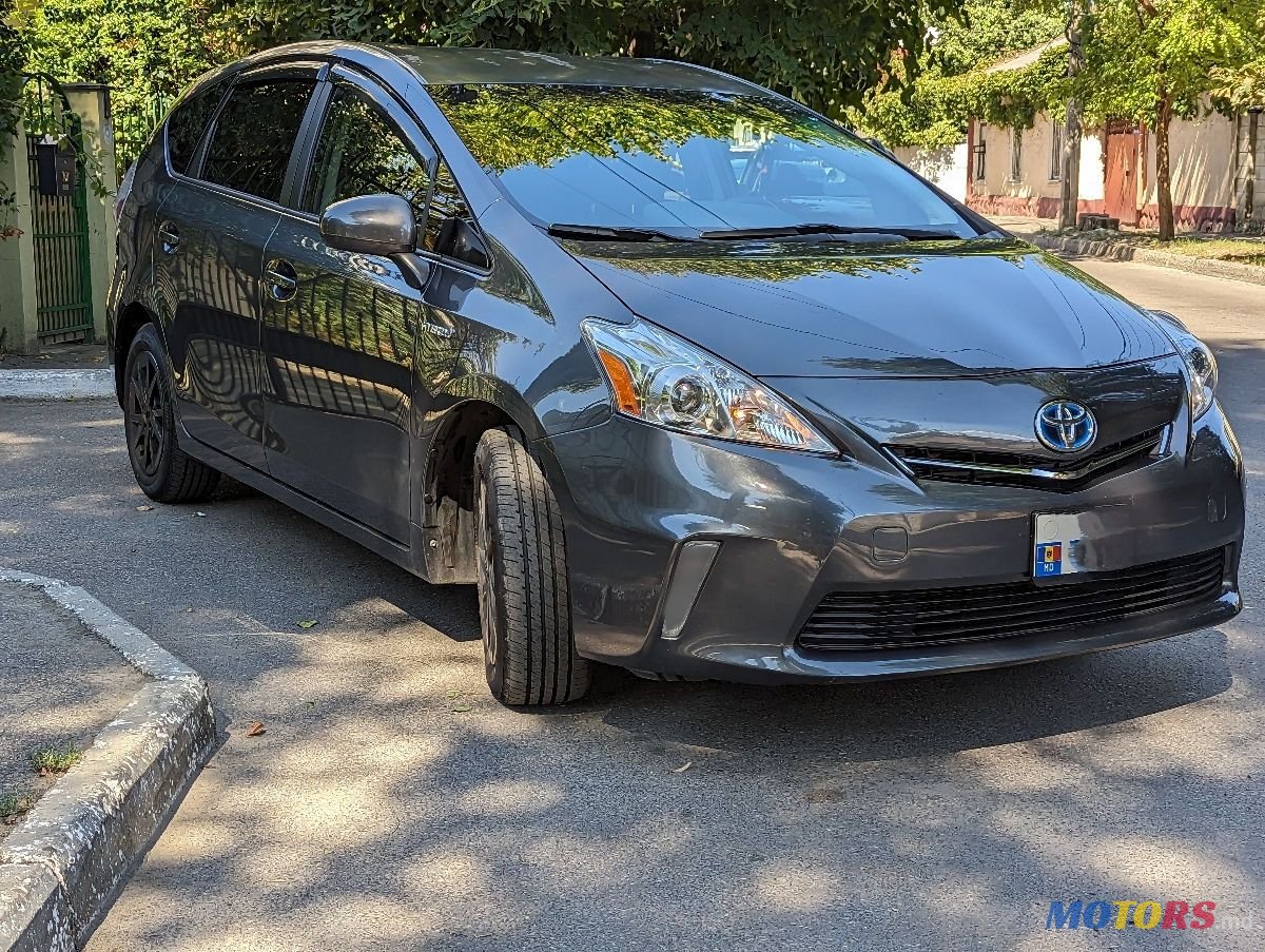 2014' Toyota Prius v photo #1