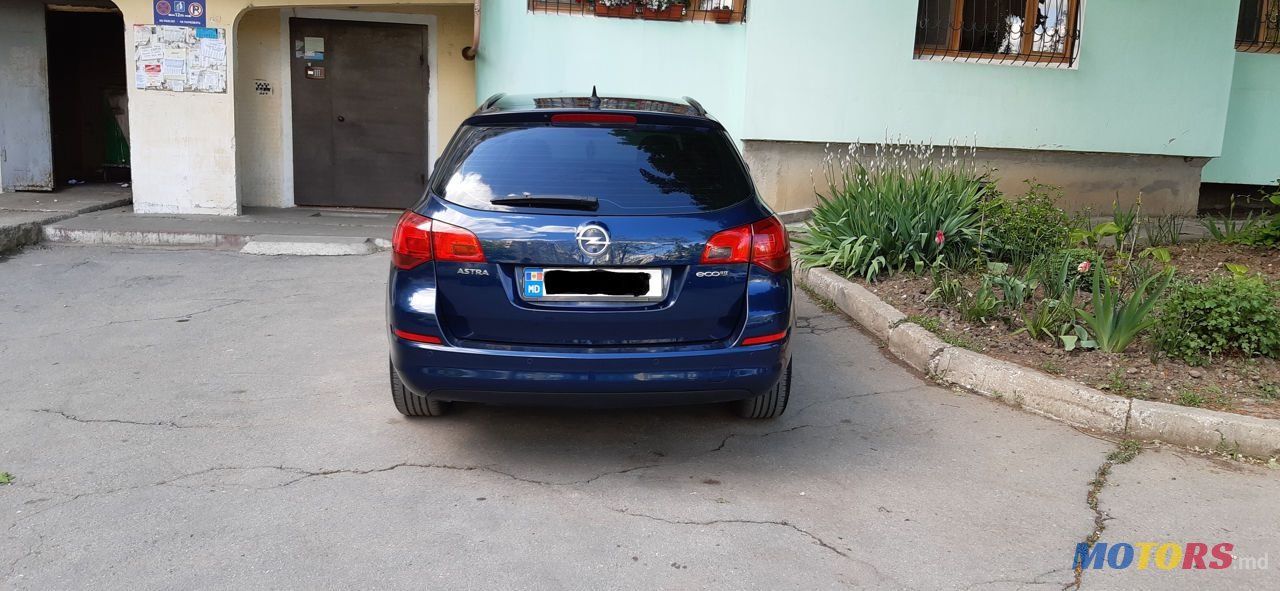 2012' Opel Astra photo #4