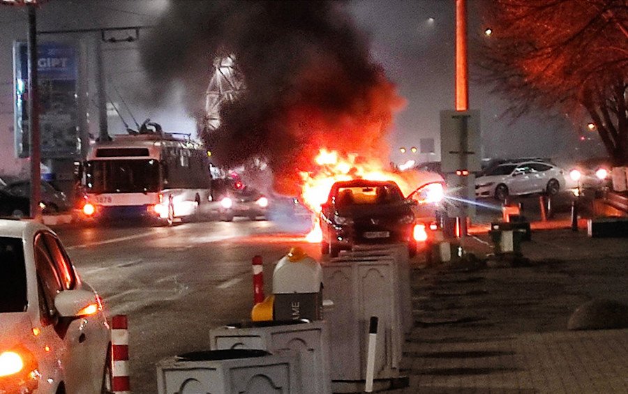 Un automobil a fost cuprins de flăcări pe o stradă din centrul capitalei