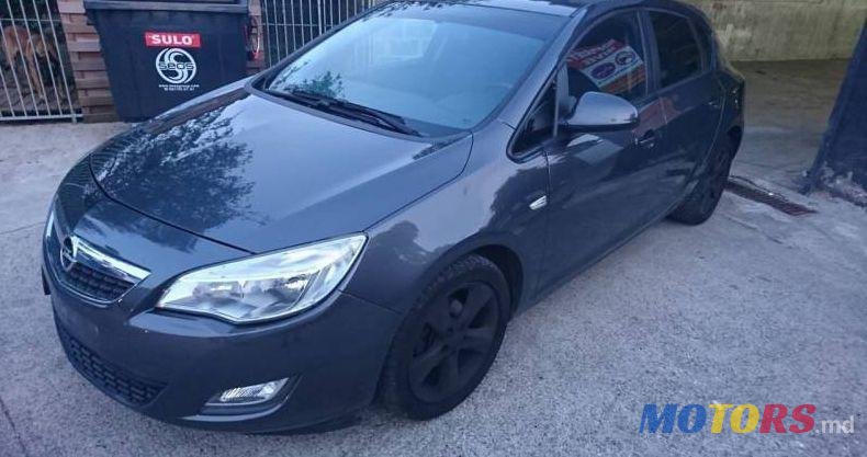 2011' Opel Astra photo #1