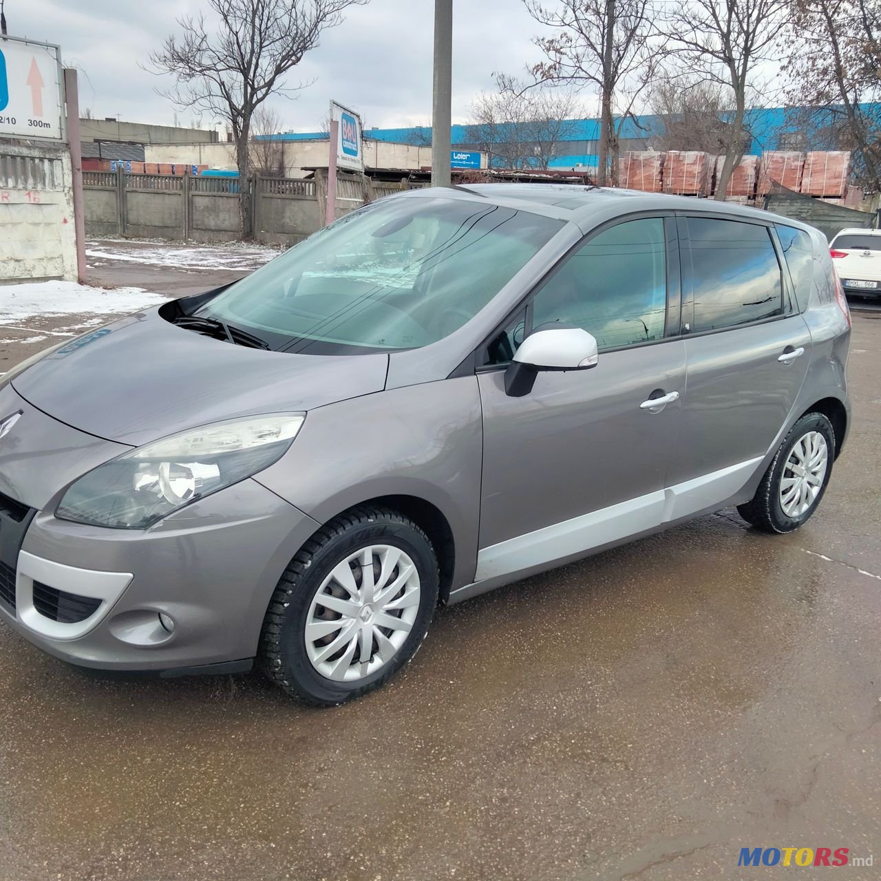 2011' Renault Scenic photo #1