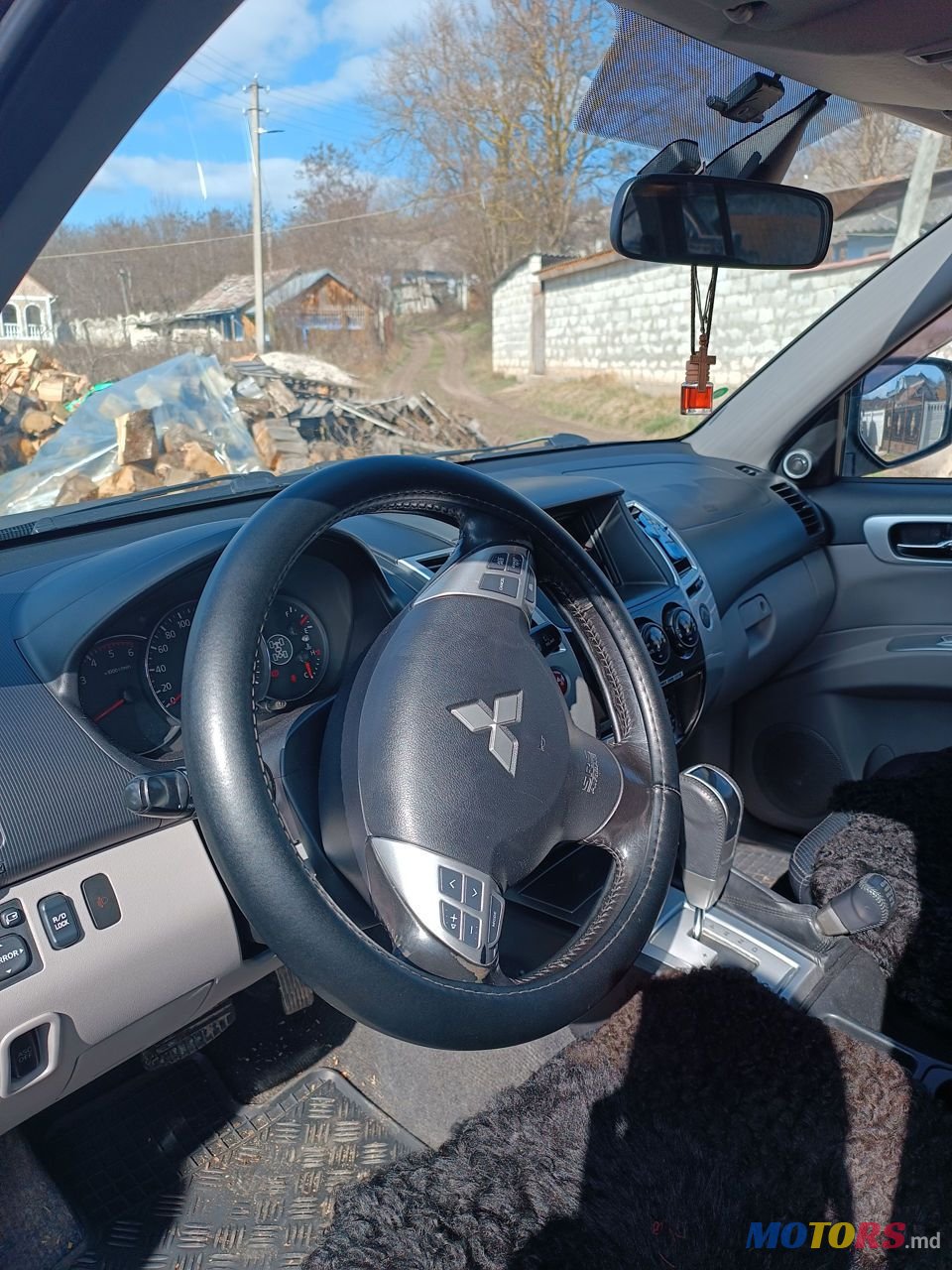 2011' Mitsubishi Pajero Sport photo #5