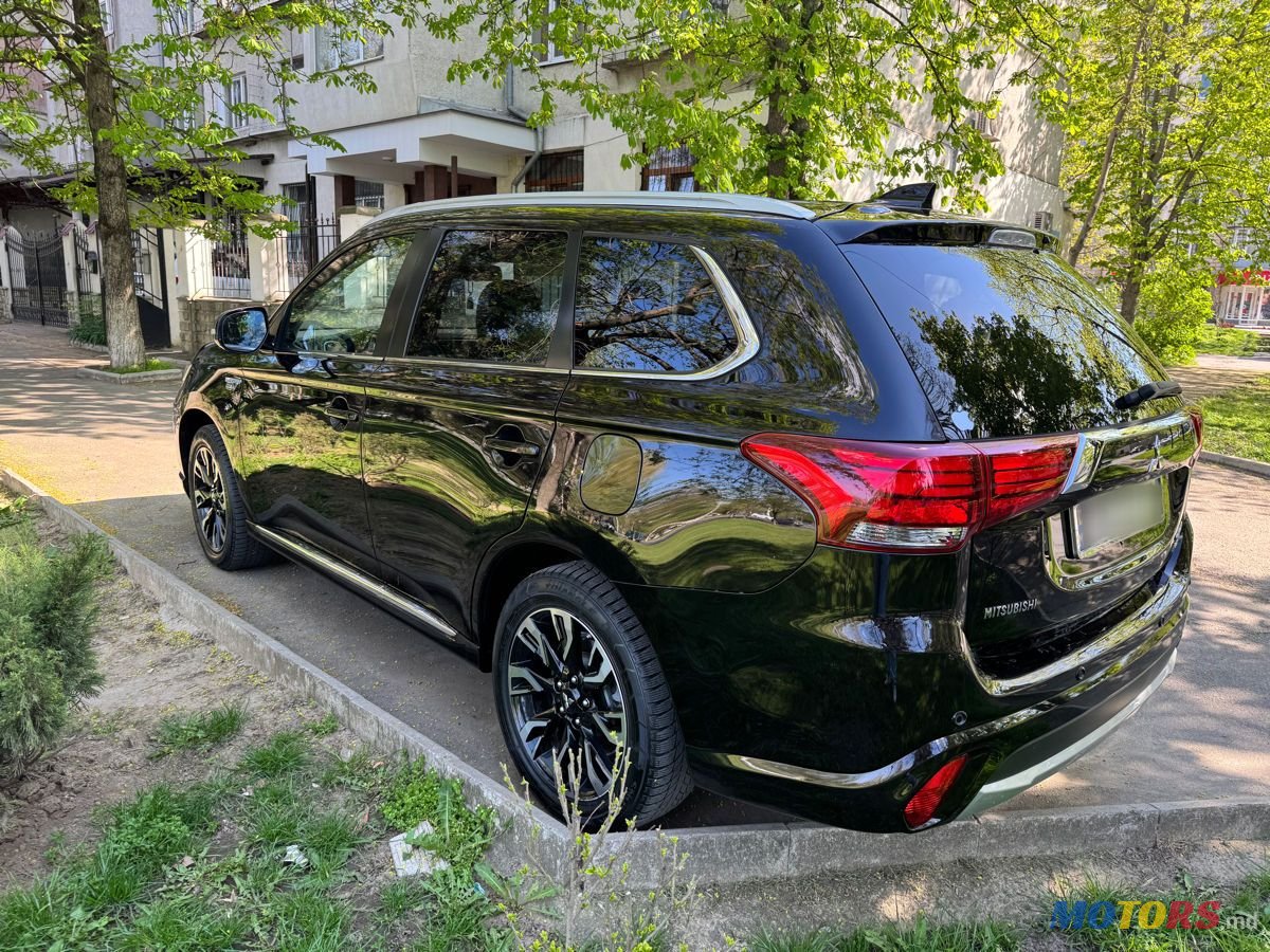 2015' Mitsubishi Outlander photo #3