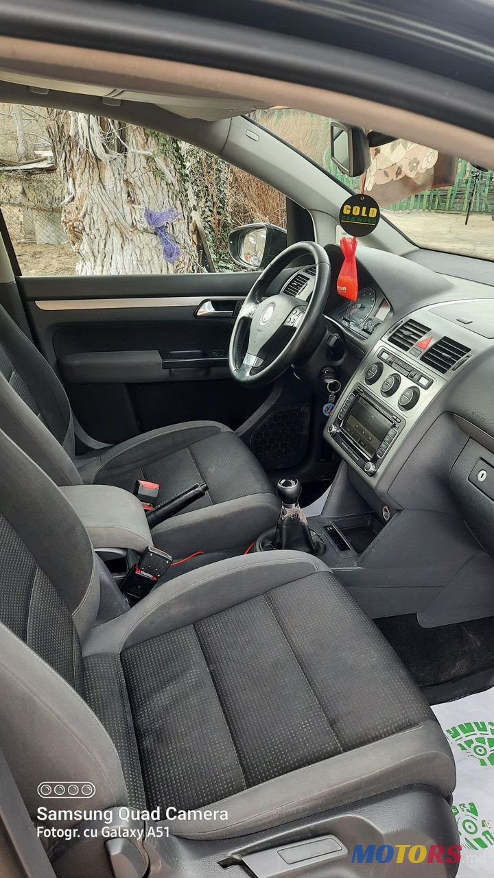 2009' Volkswagen Touran photo #2