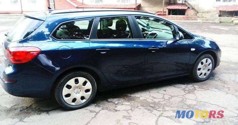 2011' Opel Astra photo #1