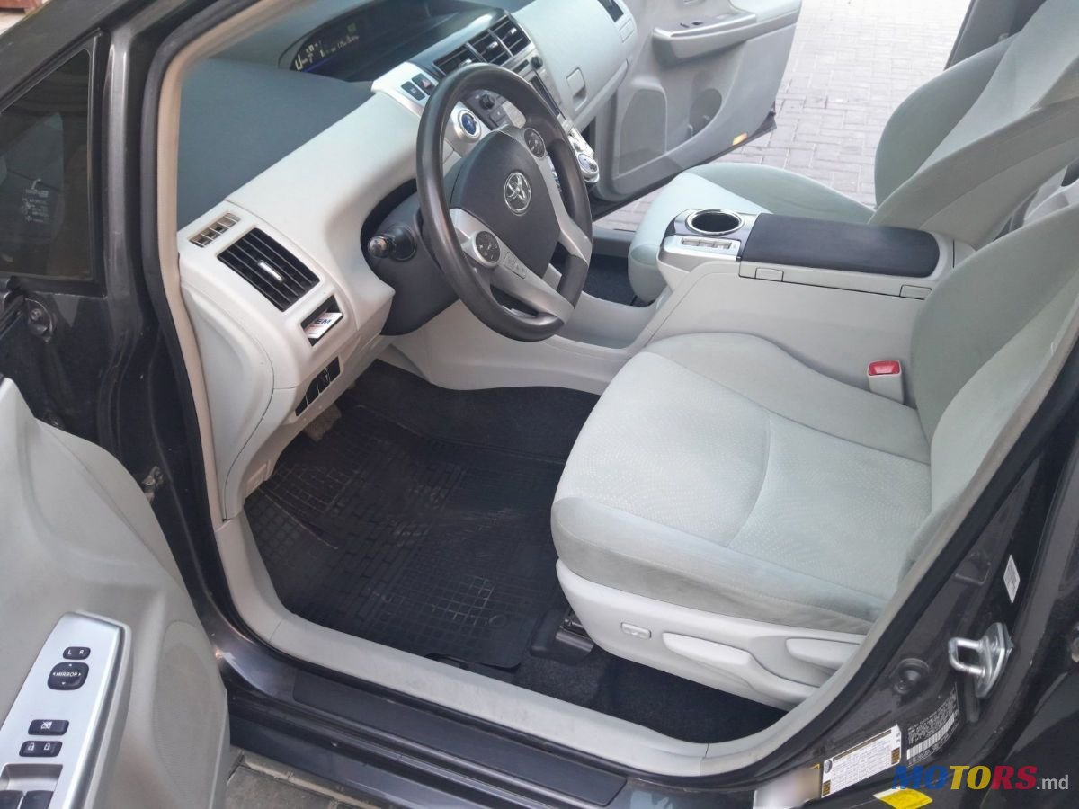 2014' Toyota Prius V photo #6