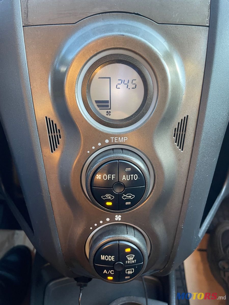 2010' Toyota Yaris photo #4