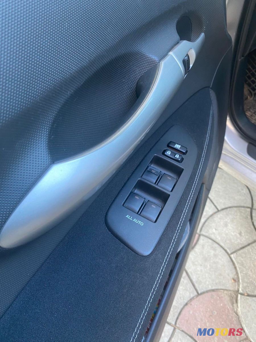 2011' Toyota Auris photo #5