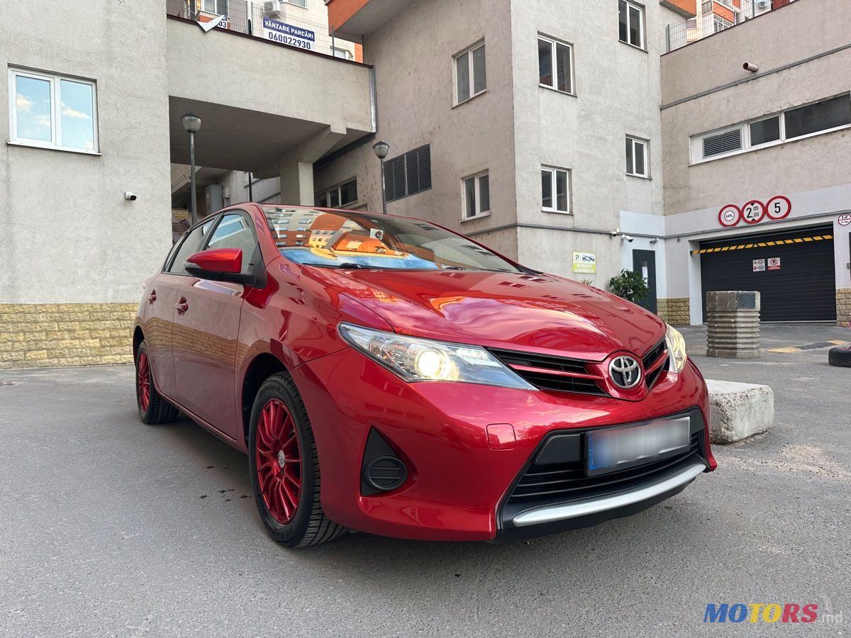 2013' Toyota Auris photo #1