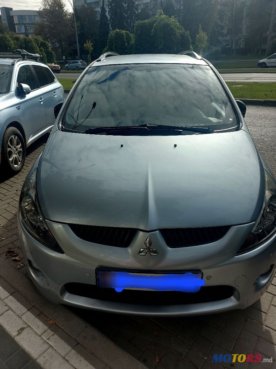 2006' Mitsubishi Grandis photo #1