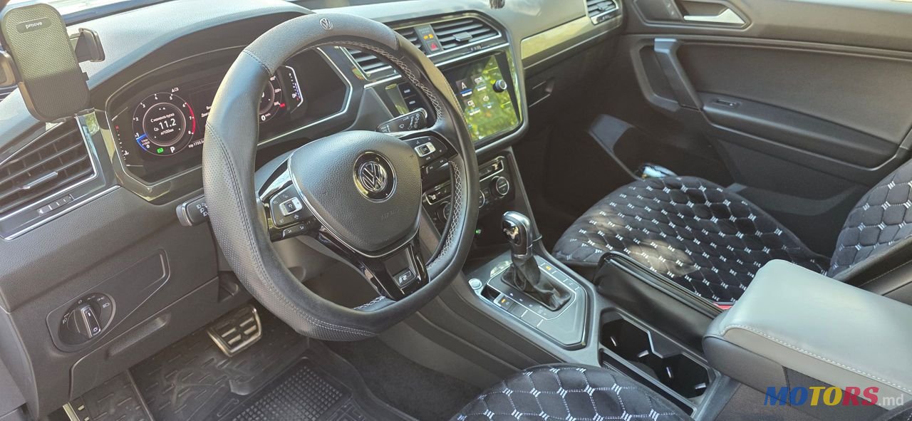 2019' Volkswagen Tiguan photo #4