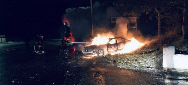 Un BMW condus de un șofer beat a ars în întregime după ce s-a izbit într-un pilon de pe str. Muncești! Pasagerul a decedat