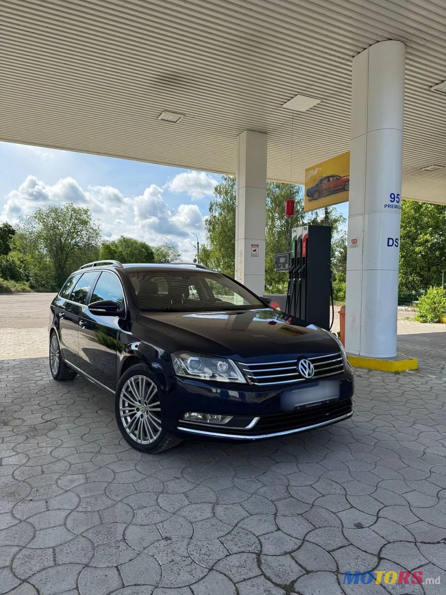 2011' Volkswagen Passat photo #1