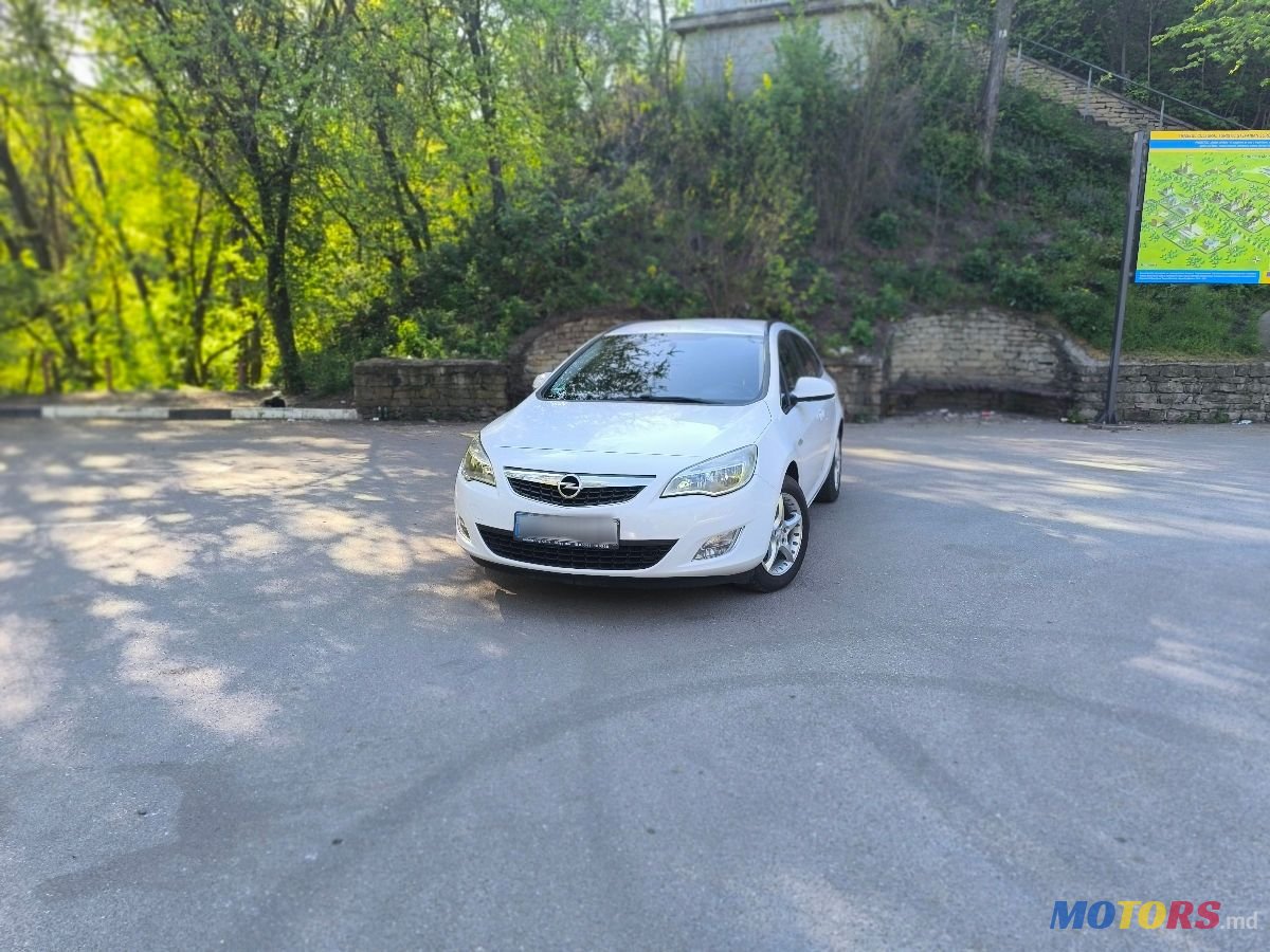 2011' Opel Astra photo #2